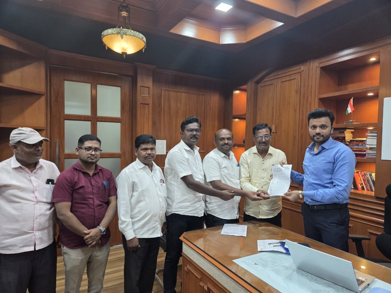 सांगली जिल्हा परिषदेच्या सीईओंना भेटले