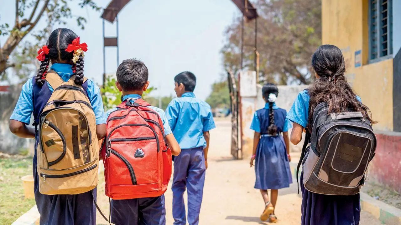 सरकारी शाळांची घटती पटसंख्या