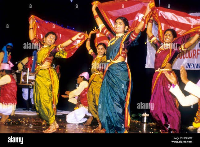 लावणीच्या (lavani) नावाखाली काय चाललंय?